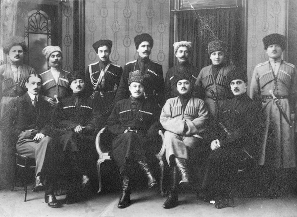 Lederne av den nye republikken, Tsjernojev i midten foran