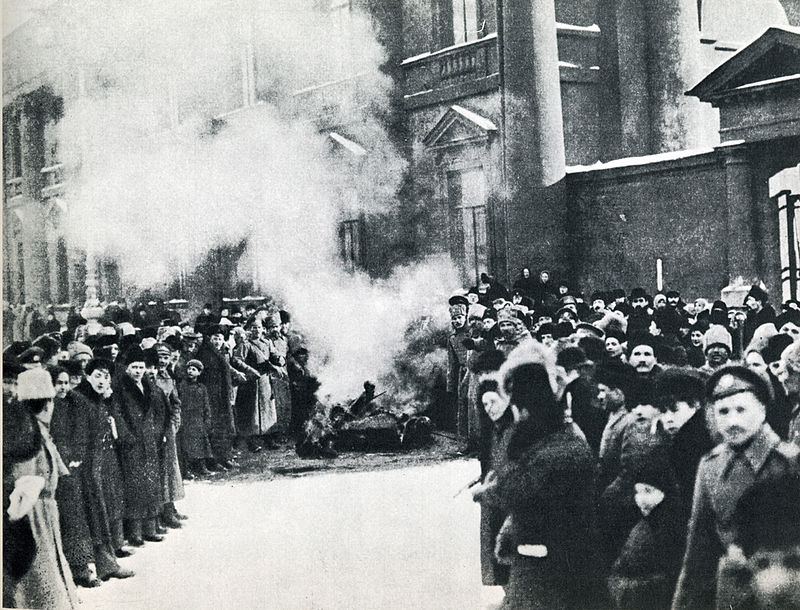 Monarkisymboler brennes i Petrograd 12. mars 1917
