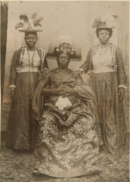 Oba Ovonramwen Nogbaisi av Benin med dronning Egbe til venstre og dronning Aighobahi til høyre